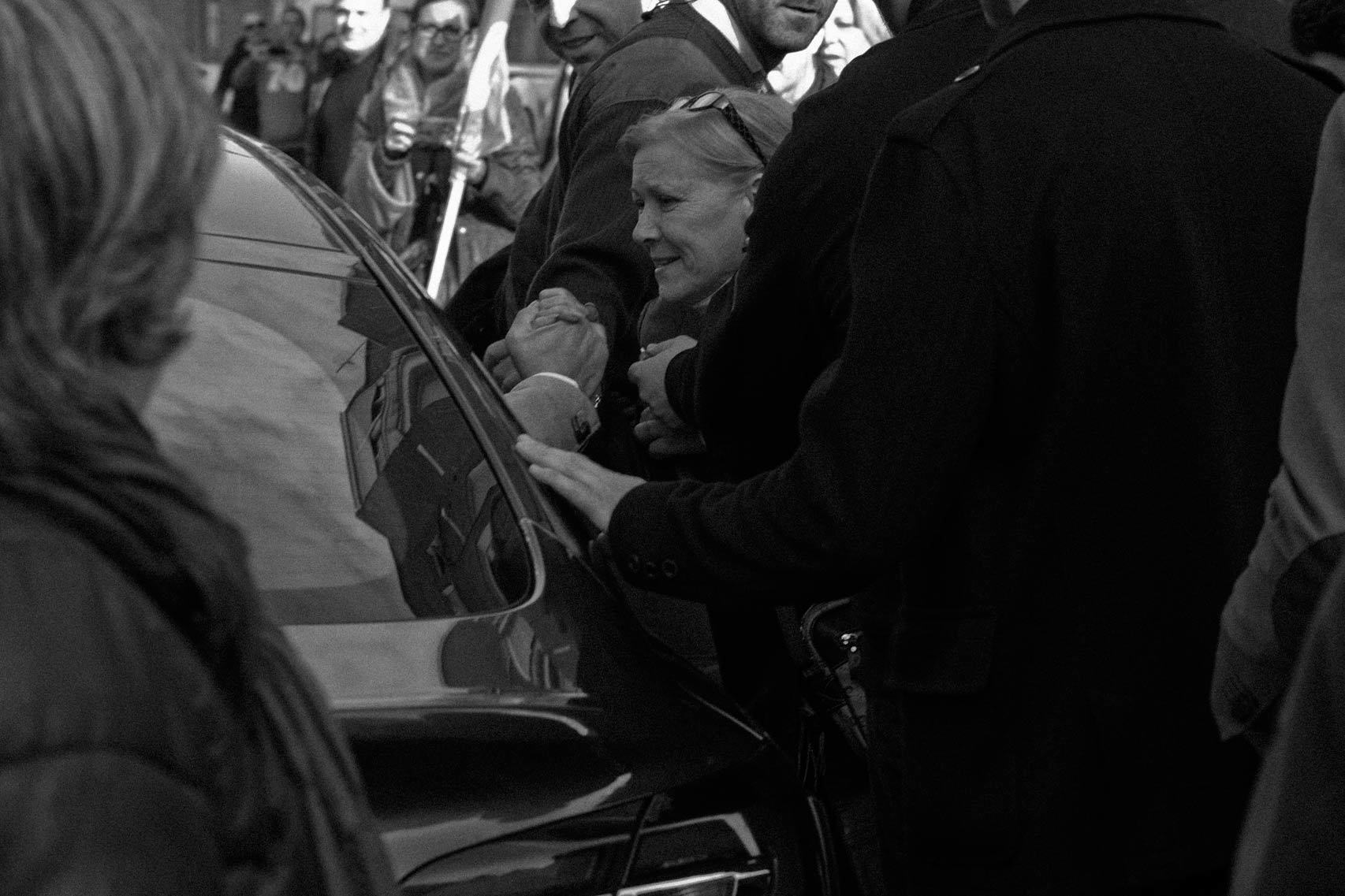 Una mujer agarra la mano de Rivera.