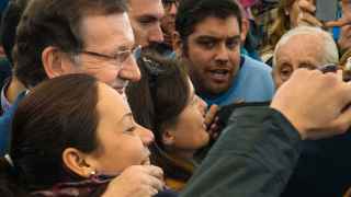 Mariano Rajoy atiende a sus simpatizantes en Las Rozas.