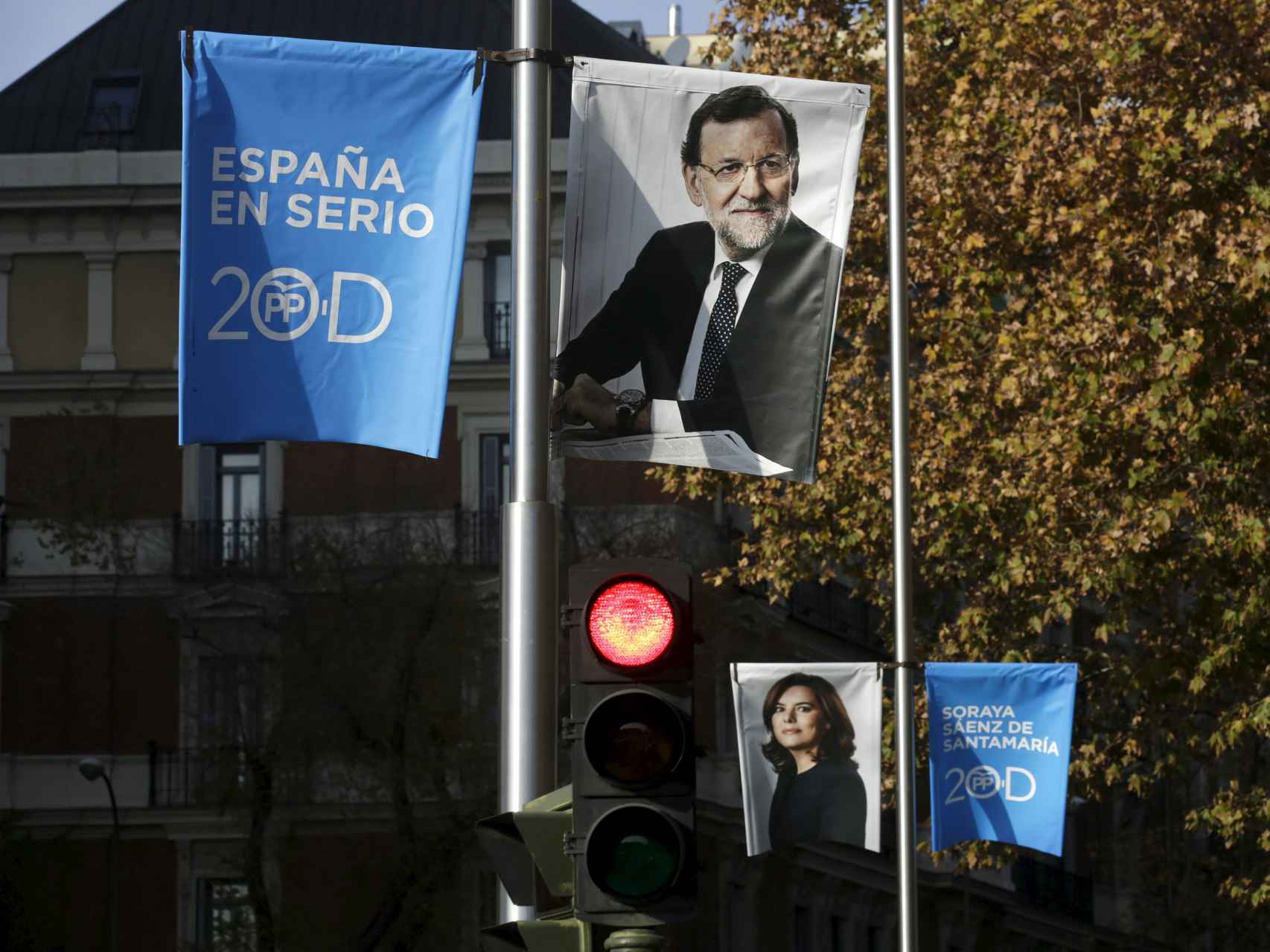 Carteles electorales de Rajoy y Sáenz de Santamaría en las calles madrileñas.