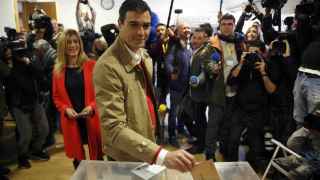 Pedro Sánchez vota en su colegio de Pozuelo de Alarcón