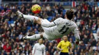 Bale remata un balón durante el encuentro.