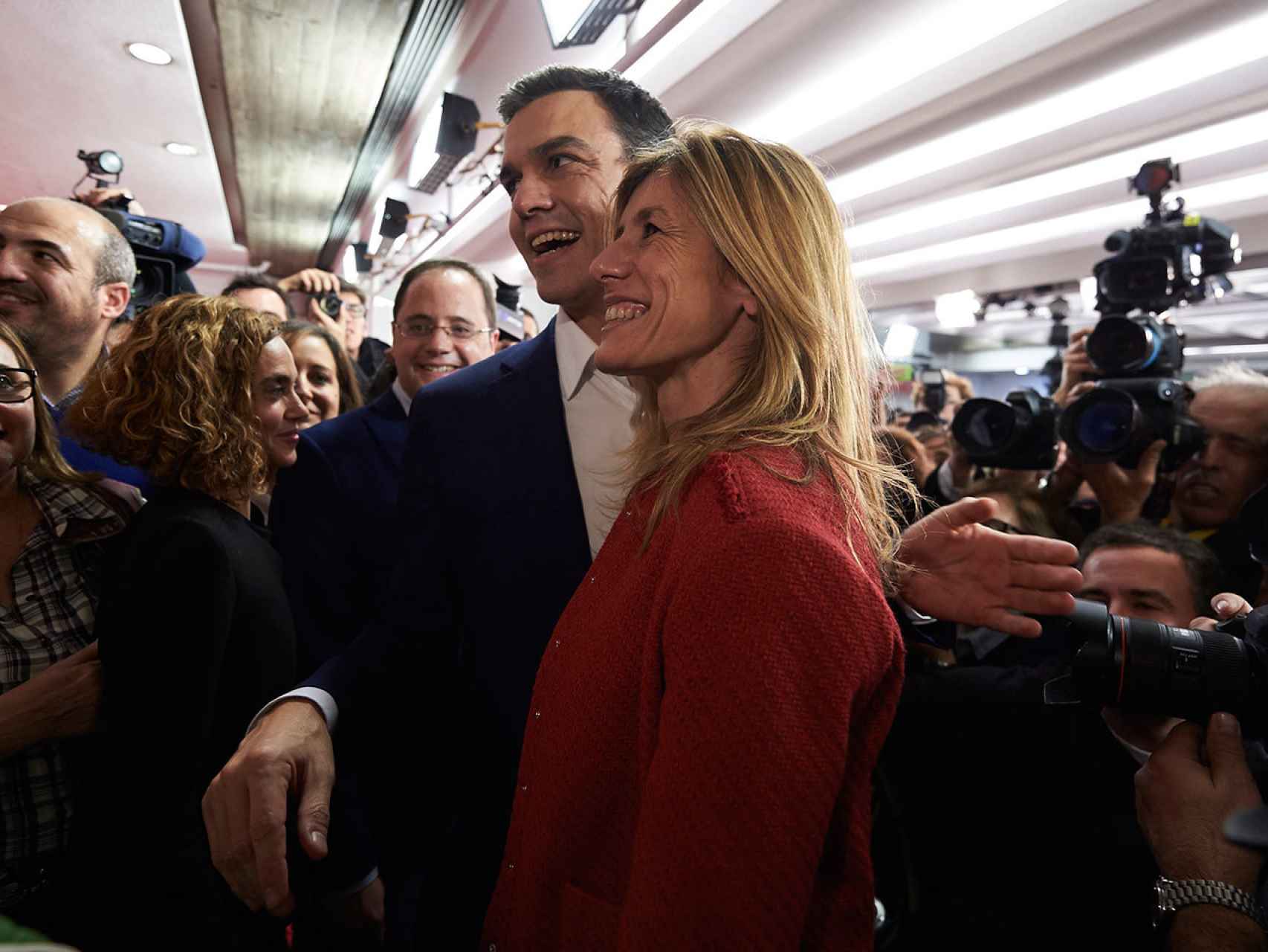 Pedro Sánchez celebra junto a su esposa el resultado en las elecciones.