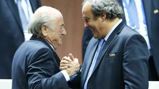 Platini felicitando en mayo a Blatter, reelegido presidente de la FIFA.