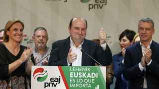 El presidente del PNV, Andoni Ortuzar, celebra los resultados
