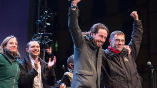 Pablo Iglesias y Juan Carlos Monedero celebran el resultado.