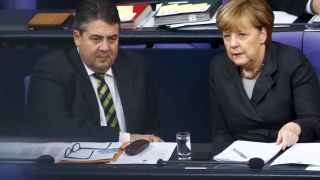 Merkel habla con su vicecanciller, el socialdemócrata Sigmar Gabriel, en el Bundestag.
