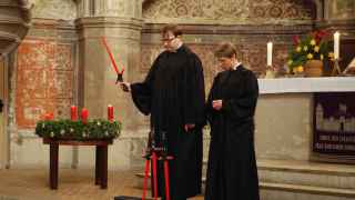 Lucas Ludewig y Ulrike Garve ofrecen el sermón dominical en su iglesia
