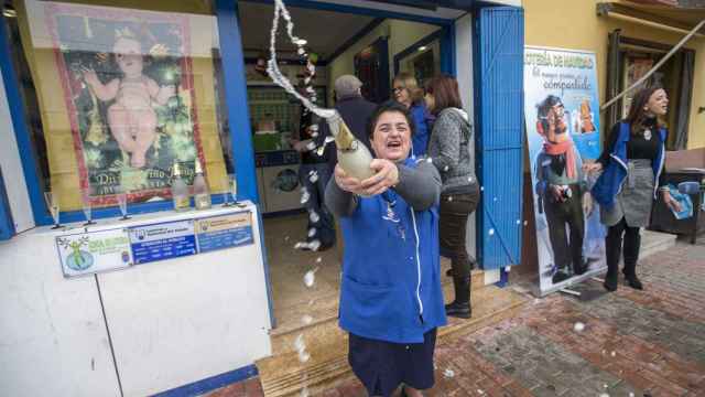 Una vendedora de Las Torres de Cotillas (Murcia) celebra que ha vendido uno de los cuartos premios.