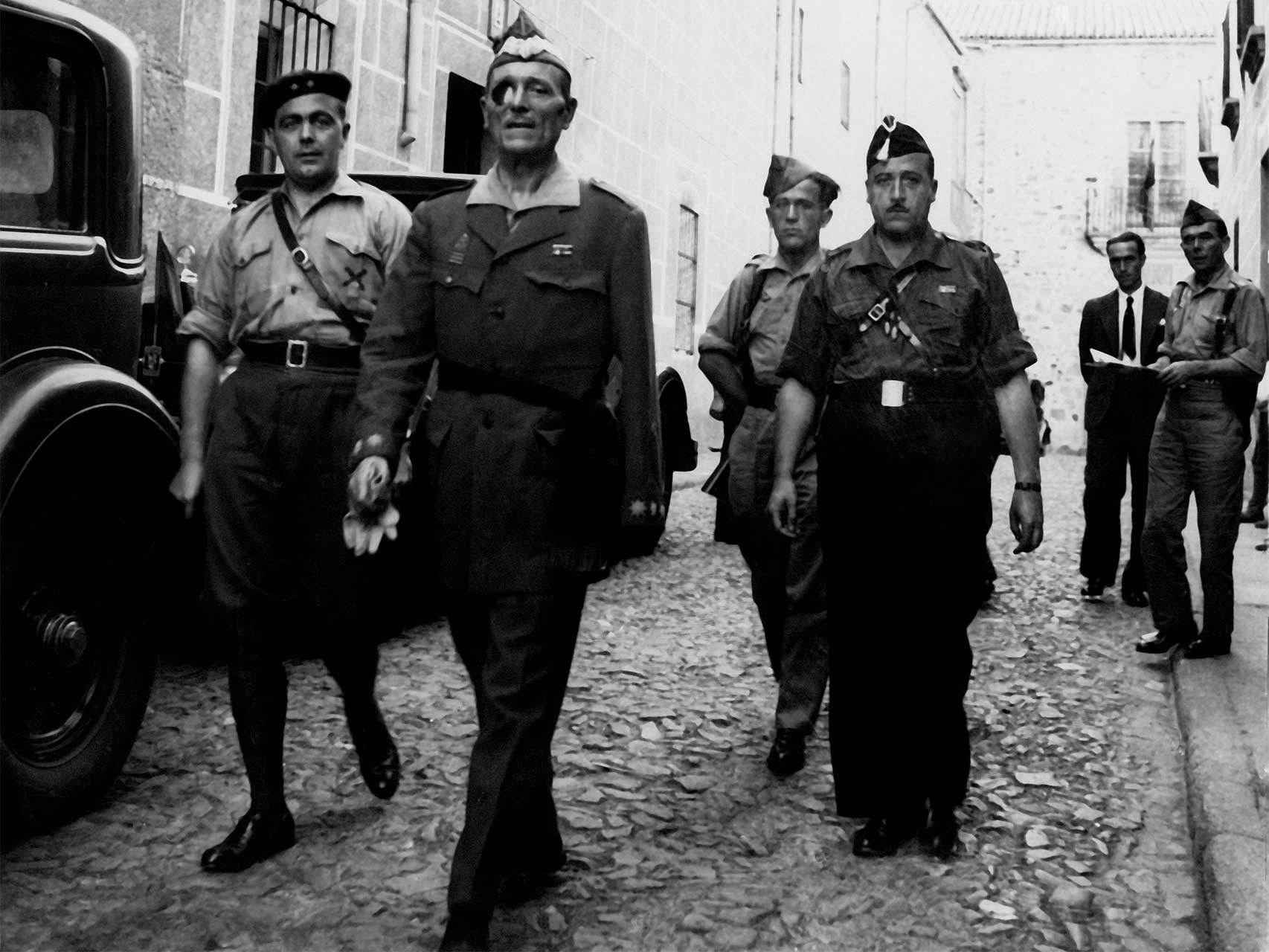 Millán Astray sale del cuartel general de Franco en 1936