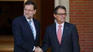 Rajoy y Mas se saludan a las puertas de La Moncloa.