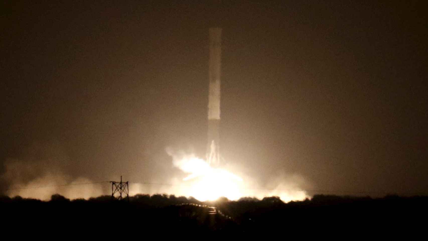 El cohete Falcon 9 aterriza en vertical tras cumplir su misión.