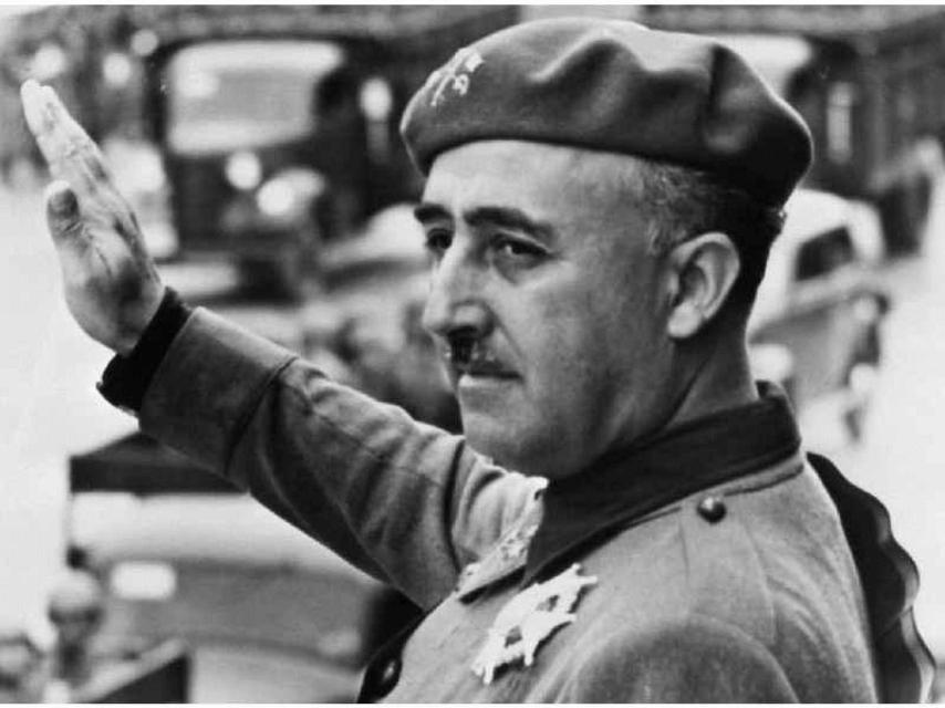 Franco pasa revista a las tropas.