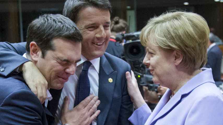La canciller alemana, Angela Merkel, conversa con el primer ministro italiano, Matteo Renzi, y el griego Alexis Tsipras
