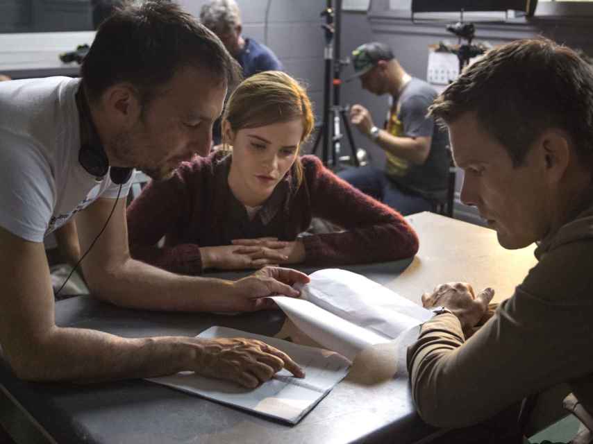 Alejandro Amenábar (izda), con Emma Watson y Ethan Hawke en el rodaje de Regresión