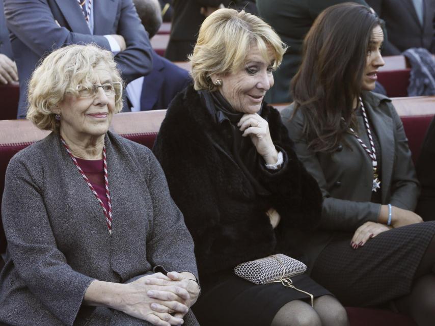 Esperanza Aguirre y Manuela Carmena, durante la misa de honor a la virgen de la Almudena