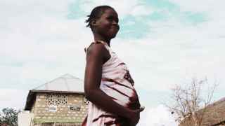 Una joven embarazada en Maweni, una isla del condado keniano de Lamu.