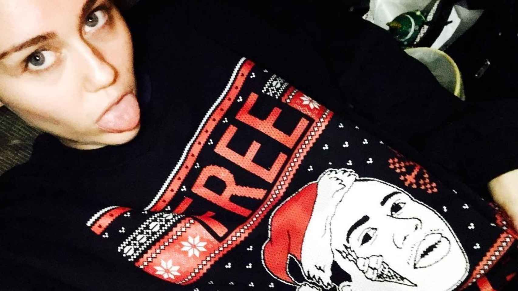 Miley Cyrus se rie de la Navidad con jersey de Free Gucci
