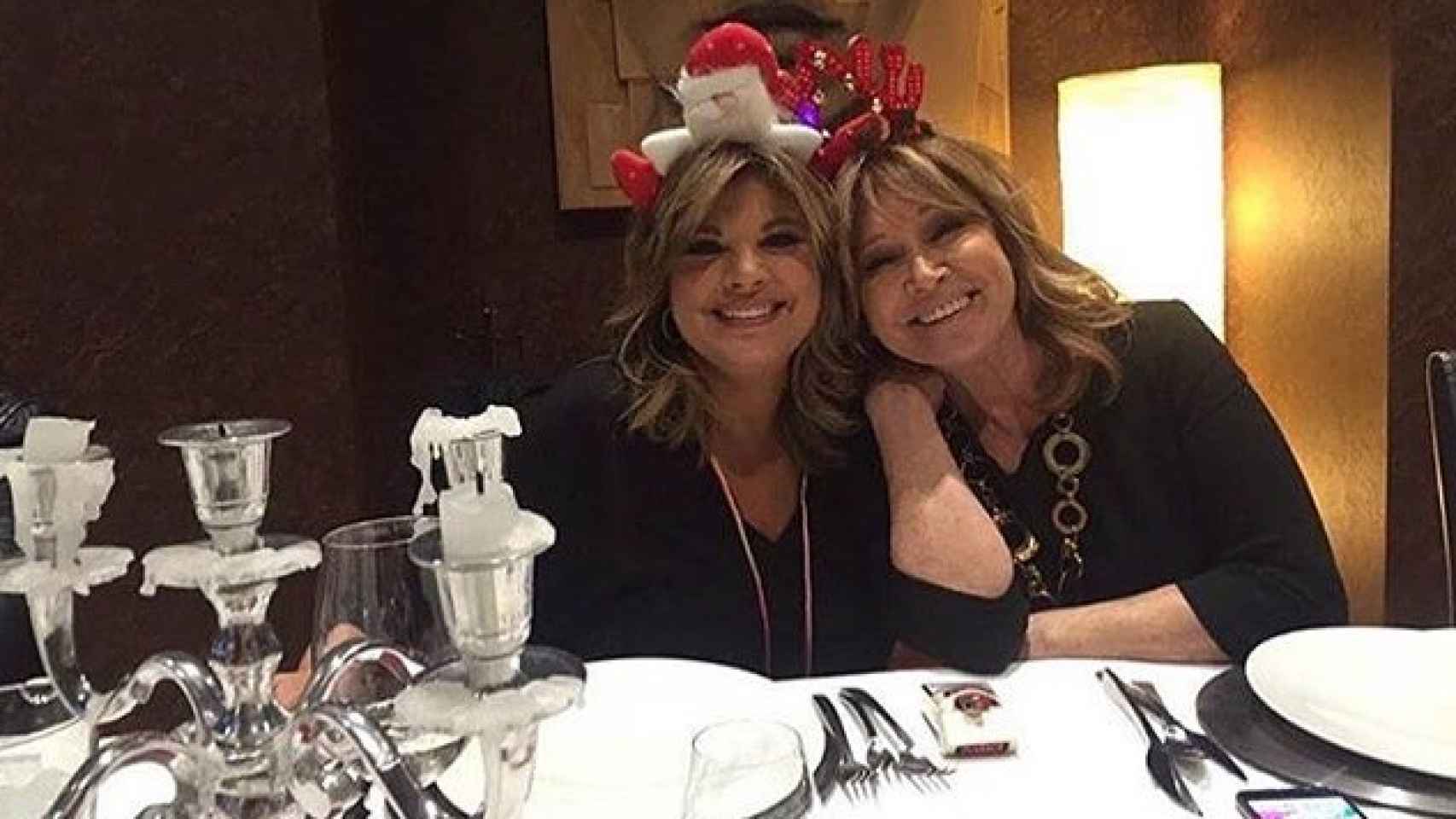 Terelu Campos y Mila Ximénez festejan la Navidad con diademas navideñas