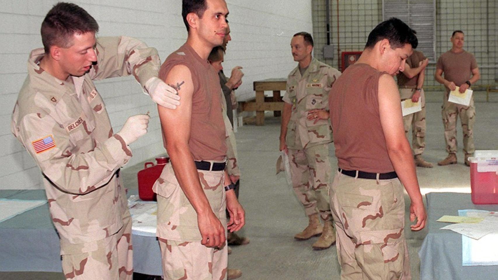 Soldados americanos vacunados contra ántrax en Kuwait en 1998.