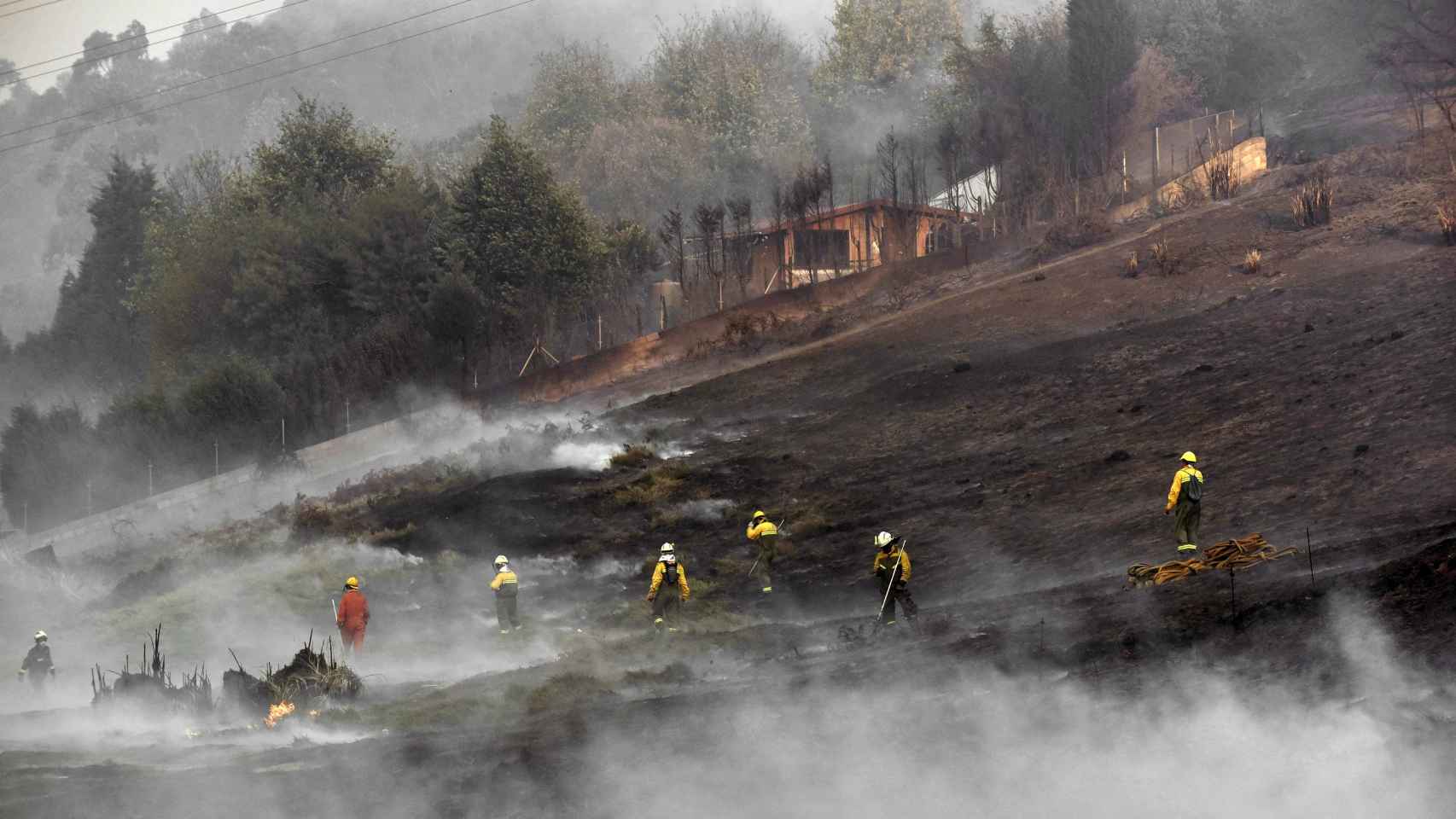 Restos del incendio declarado ayer entre Berango y Sopelana, en Vizcaya.