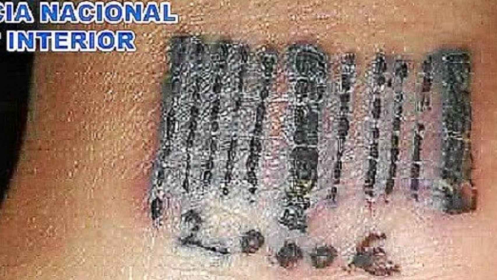Fotografía difundida por el Ministerio del Interior de la muñeca de una de las víctimas tatuadas