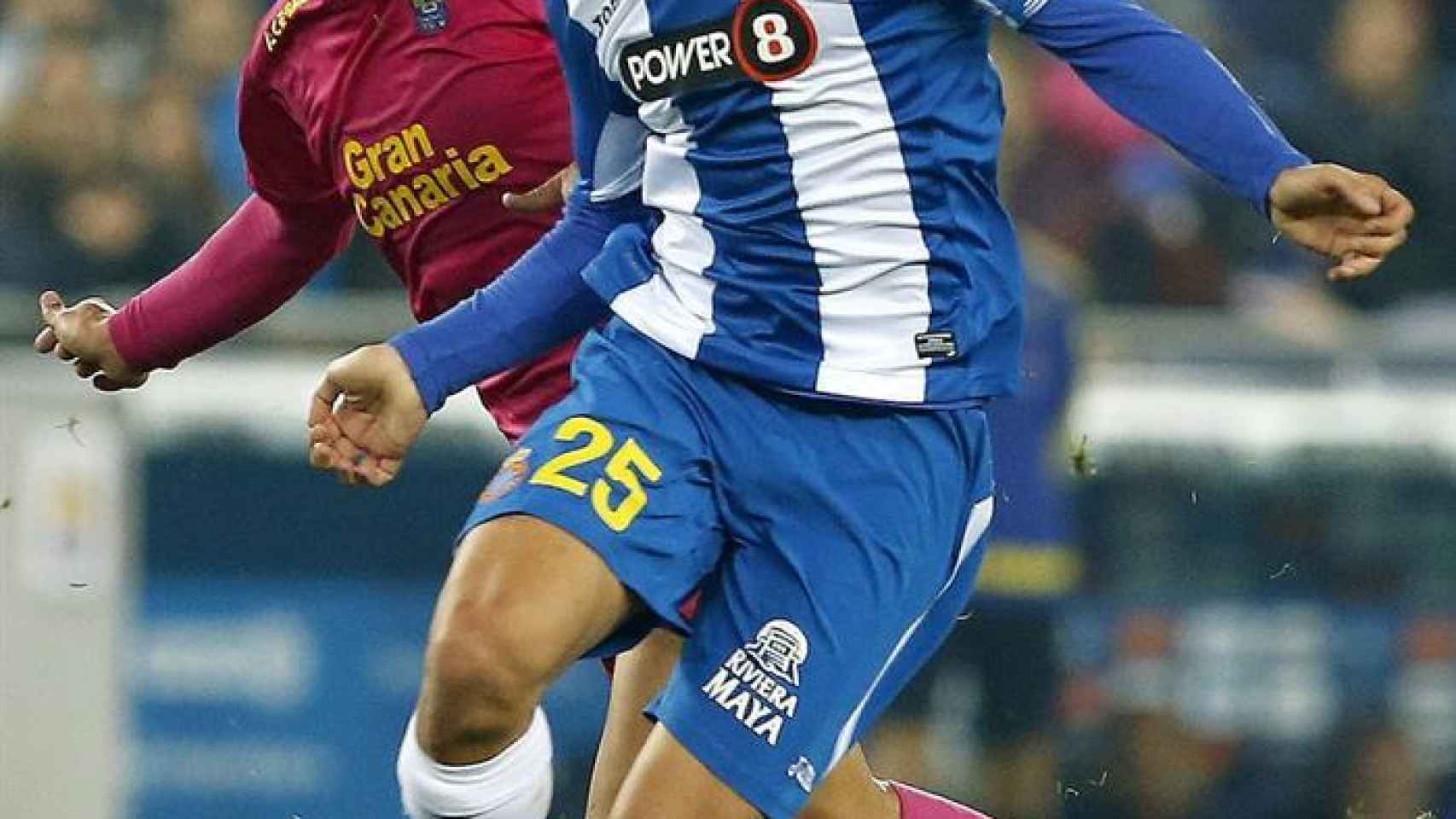 Marco Asensio maneja un balón durante un partido del Espanyol.