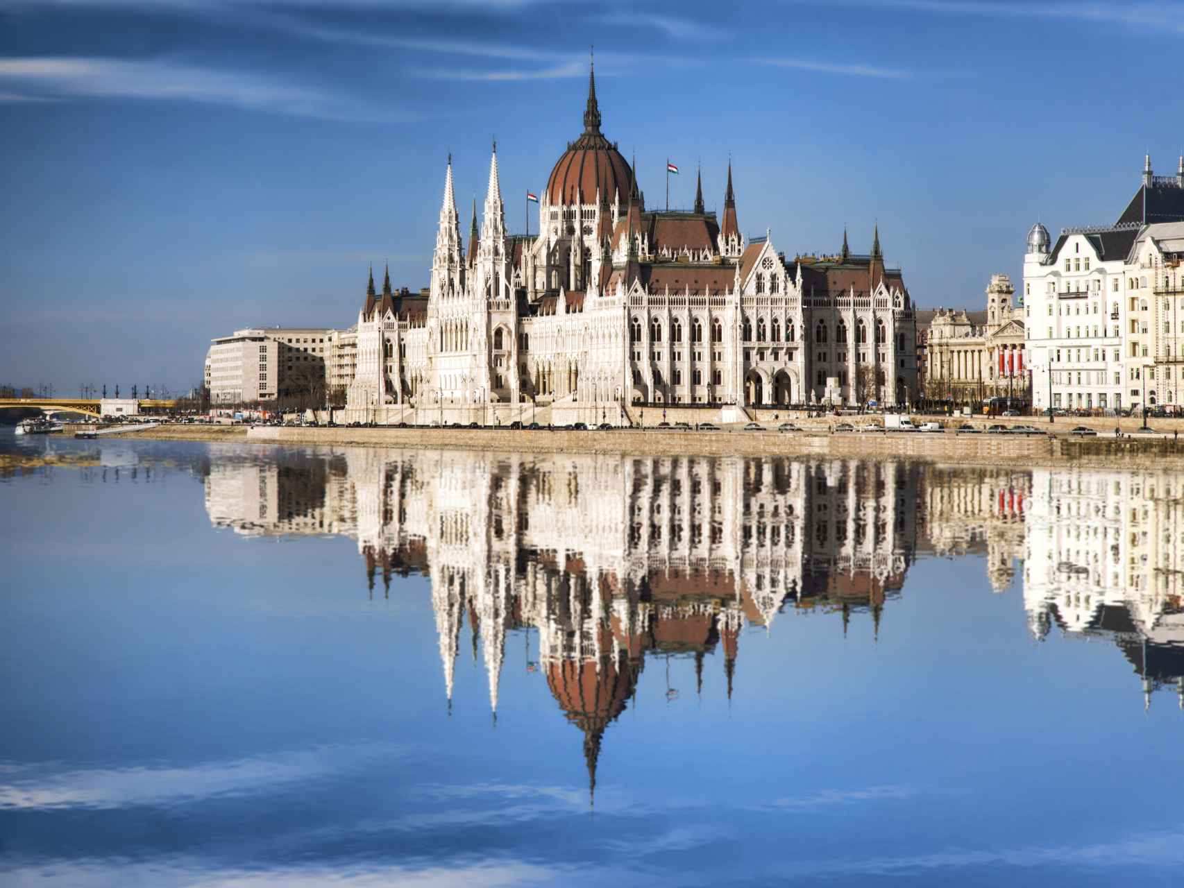 El famoso parlamento con el río Danubio en Budapest, Hungría. iStock