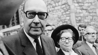 Philip Larkin junto a su musa, Monica Jones.