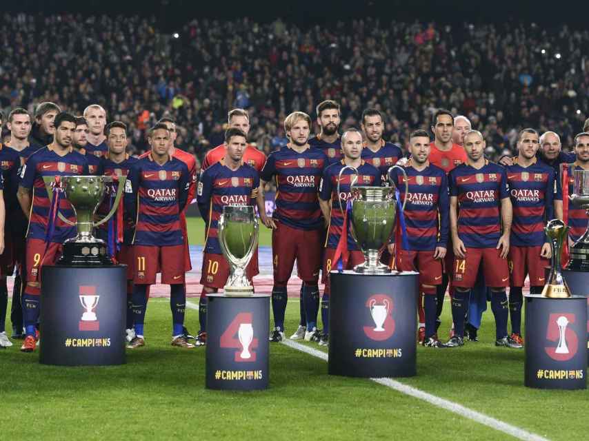 Los jugadores del Barcelona posan con los trofeos logrados durante el año.