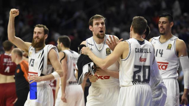 Los jugadores del Madrid celebran la victoria ante el Brose Baskets en Euroliga.