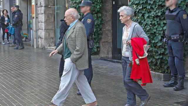 Jordi Pujol y Marta Ferrusola tras el registro de su domicilio