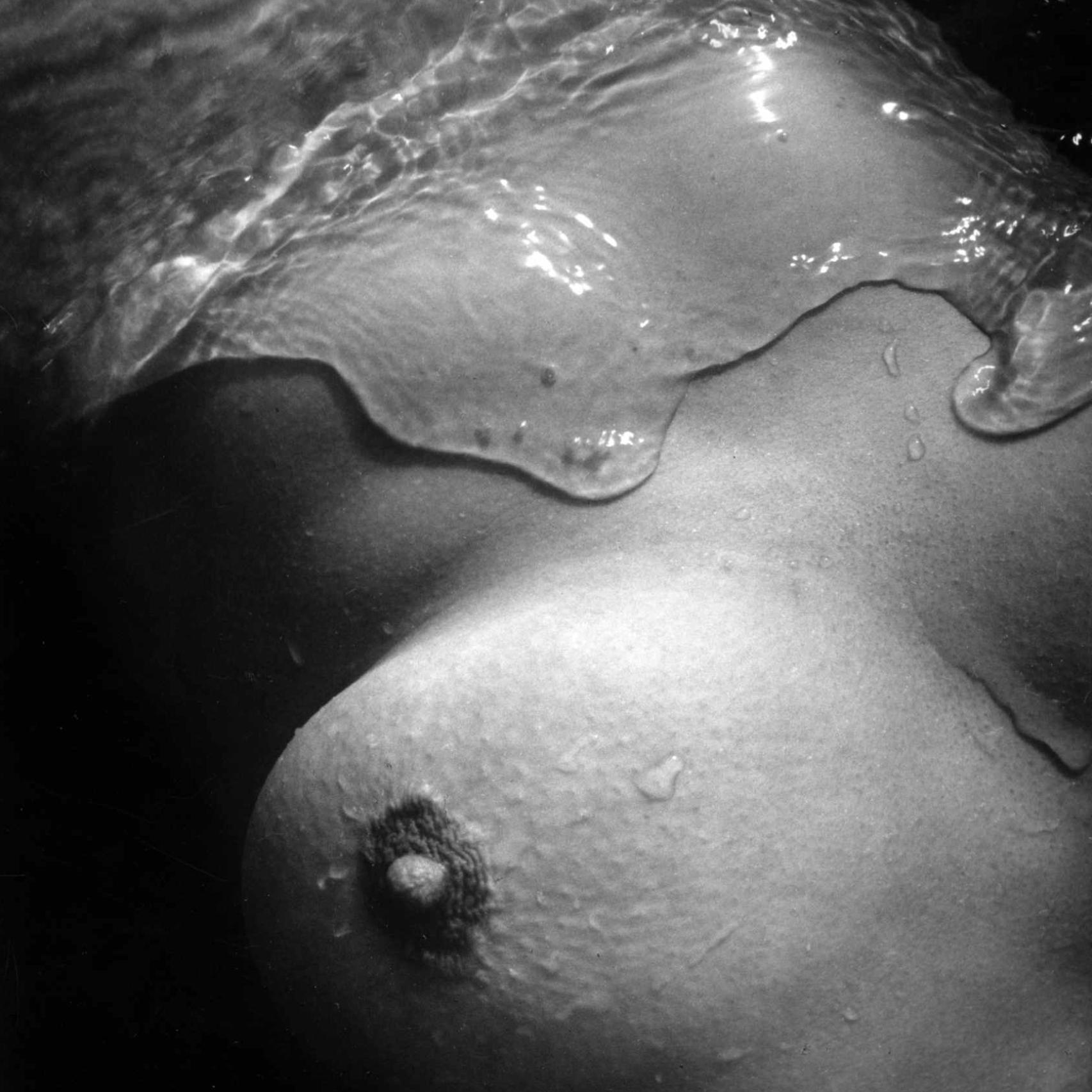 El erotismo y las curvas del cuerpo femenino fueron característicos de sus fotografías.
