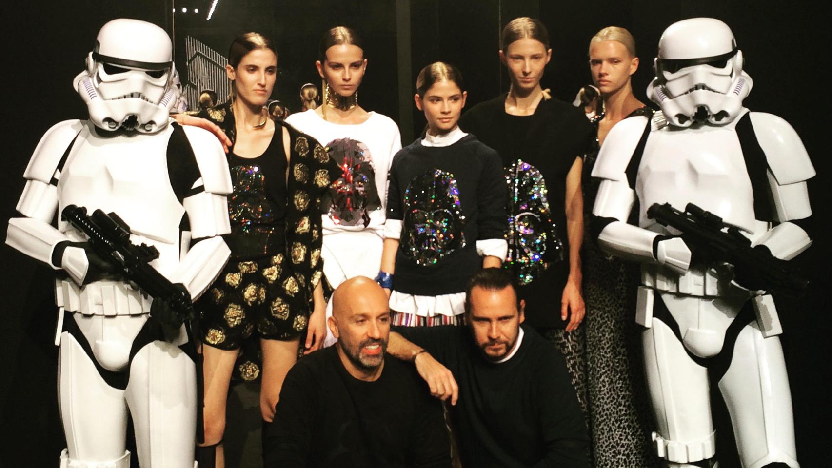 Alba Galocha (en el centro) junto a los Alvarno en la MBMFW
