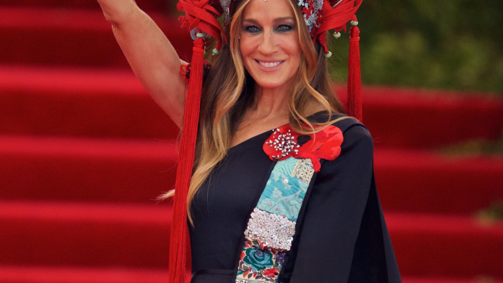 Sarah Jessica Parker con sombrero inspirado en China en la Gala del Met