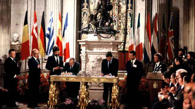 Fernando Morán, ministro de Exteriores, y Felipe González firman el Acta de Adhesión a la CEE.