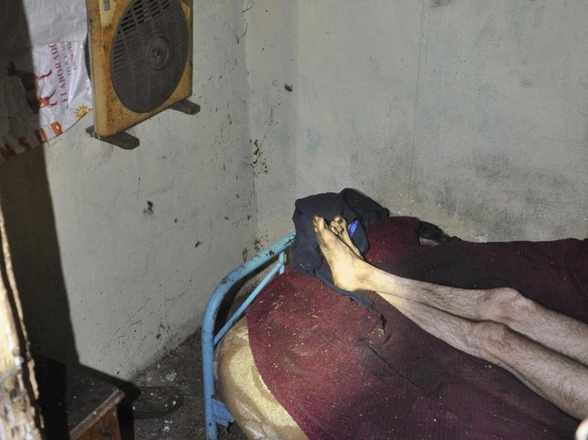 Imagen de Carlitos en el zulo donde fue hallado.