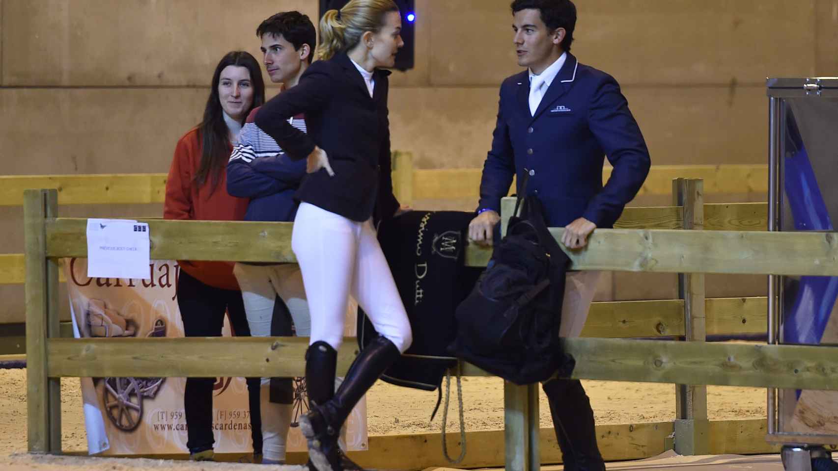 Marta Ortega charla con un amigo en la Madrid Horse Week