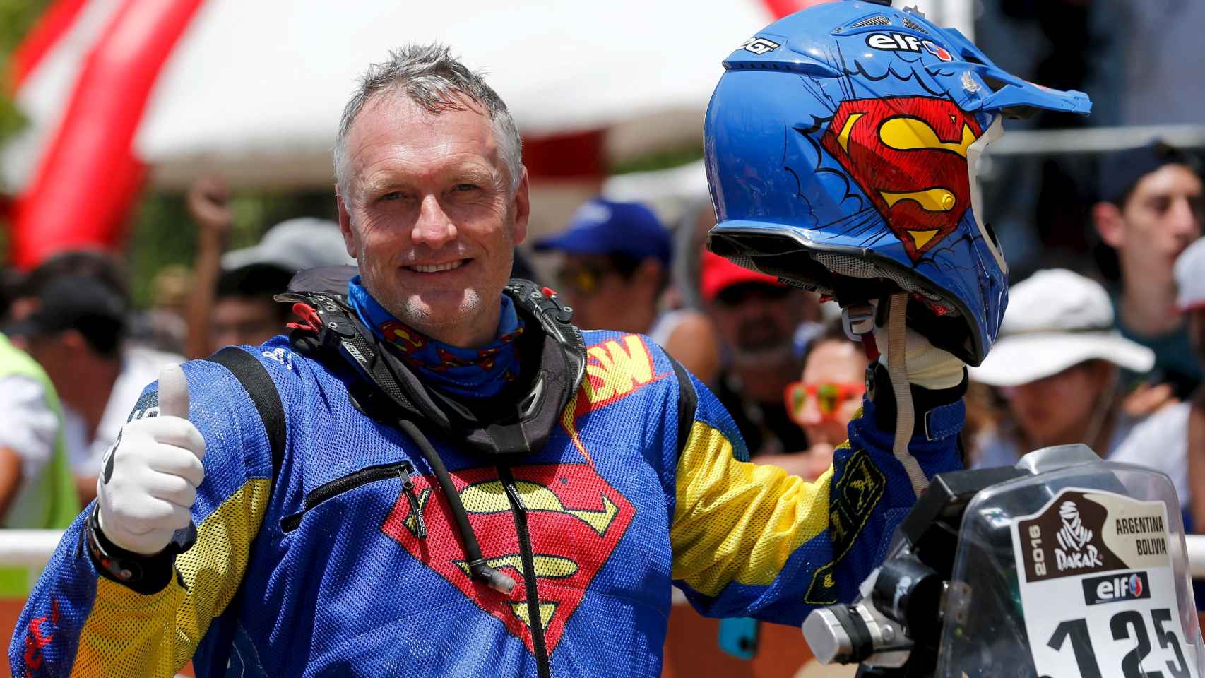 el motociclista sudafricano Kobus Potgieter  gesticula con una sudadera de Superman ntes de la ceremonia de salida del Rally Dakar 2016 en Buenos Aires.