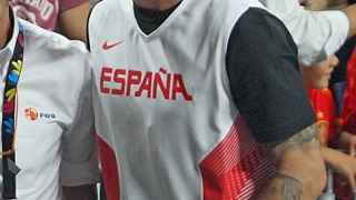 Sergio Ramos con total look de Nike durante el campeonato del mundo de baloncesto