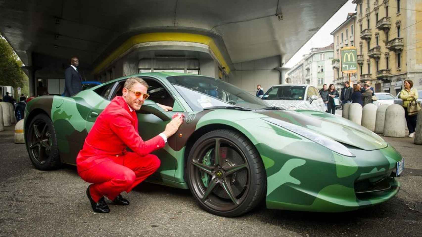 Lapo Elkann con uno de los Ferraris tuneados por su garaje exclusivo