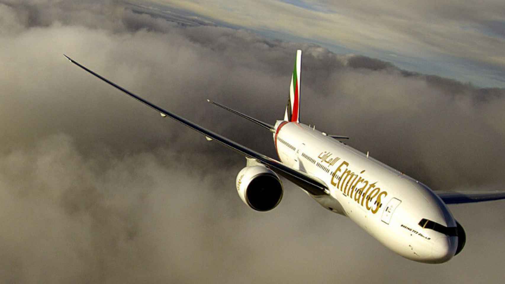 Un avión de Emirates en un vuelo.