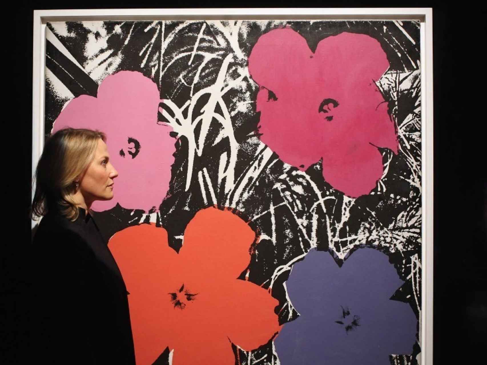 Una mujer junto a un cuadro de Warhol, a subasta en Sotheby's Londres.