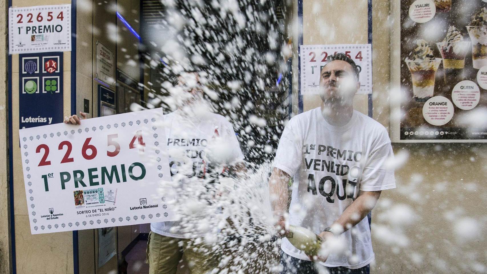 El trabajador Miguel Ponce, de la Administración El Gato Negro, celebra el primer premio.