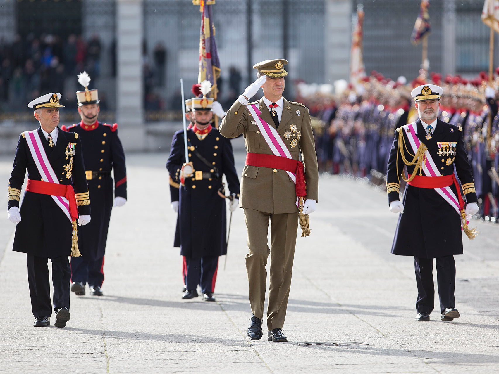 Felipe VI pasa revista a la Guardia Real.