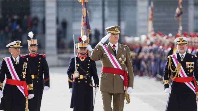 Felipe VI pasa revista a la Guardia Real.