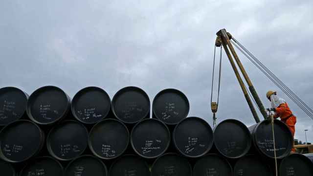 Barriles de petróleo apilados en Malasia