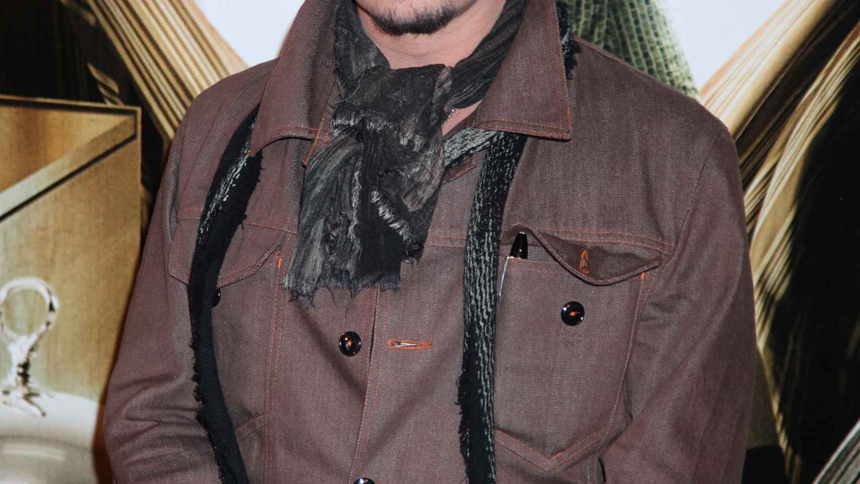 Johnny Depp con foulard y pañuelo a la garganta