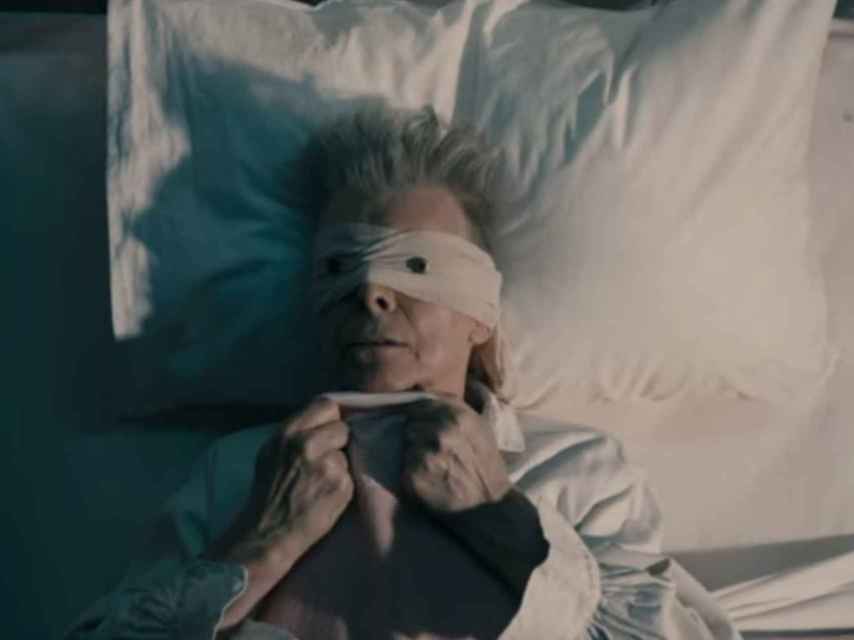 David Bowie, en el video de 'Lazarus'.