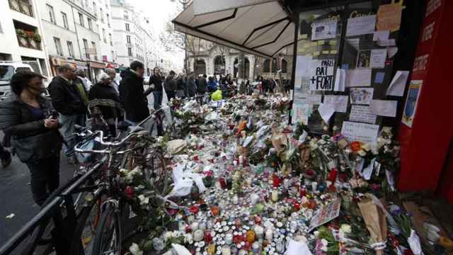 Cientos de flores en uno de los lugares que sufrieron los atentados de París.