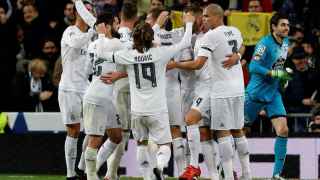 Los jugadores celebran el primer gol del Madrid.